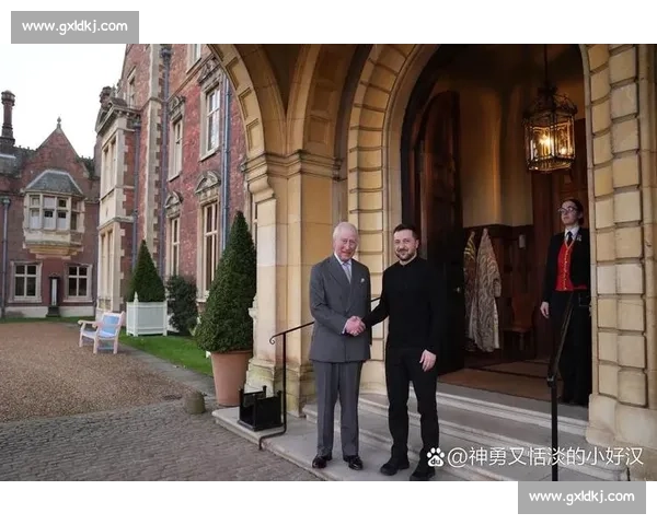 泽连斯基首受英仪仗队欢迎 查尔斯三世让其先行 泽连斯基首受英仪仗队欢迎 查尔斯三世让其先行